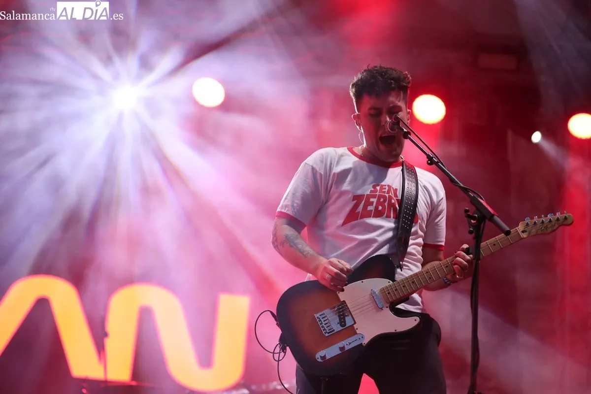 Noan conquista la Plaza Mayor de Salamanca con su pop-rock enérgico | FOTOS: David Sañudo 