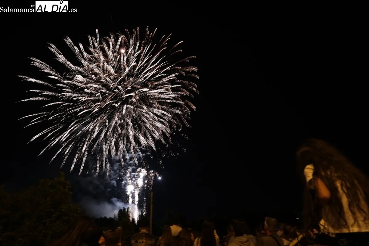 El cielo de Salamanca se ilumina con los espectaculares fuegos artificiales de Caballer FX | FOTOS: David Sañudo 