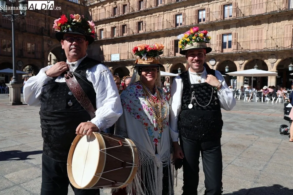 Los tamborileros toman la Plaza Mayor de Salamanca en su XXXVII gran día | FOTOS: David Sañudo 