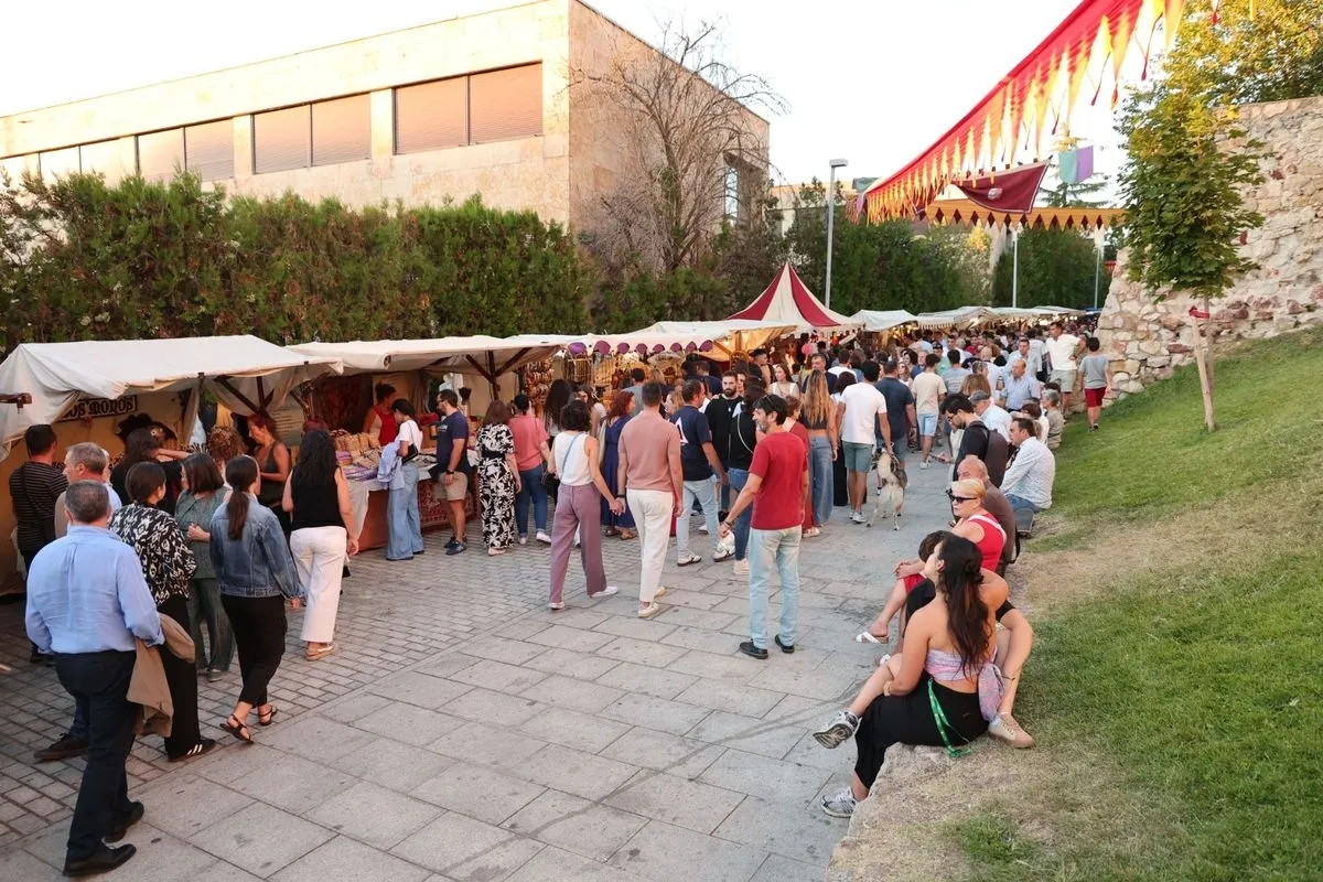 Gran ambiente en la última jornada del mercado medieval | FOTOS: David Sañudo
