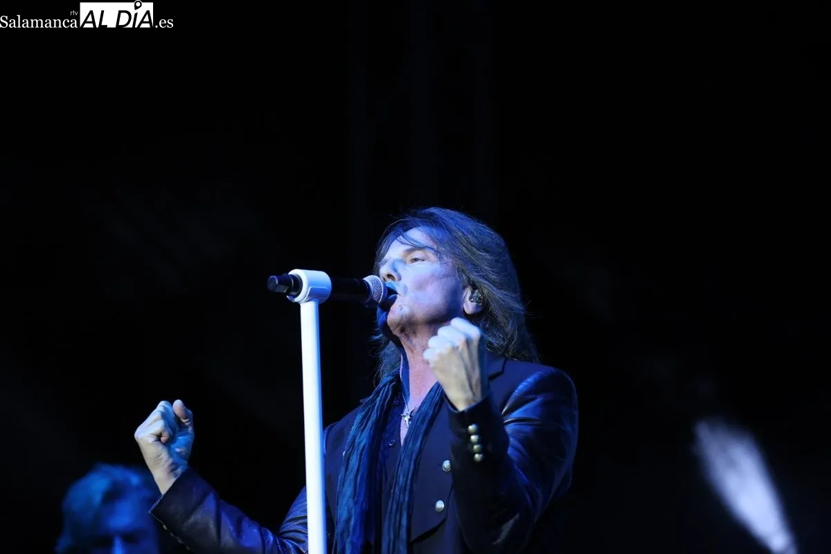 Salamanca se entrega al rock de Europe, que desata la euforia en una Plaza Mayor llena hasta la bandera | FOTOS: David Sañudo 
