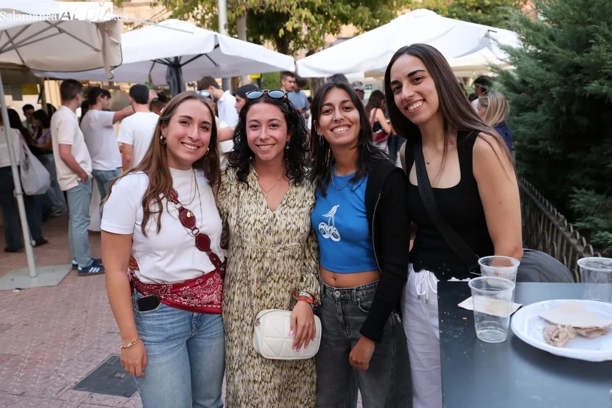 Gran ambiente en las casetas de Los Bandos en la primera tarde de la Feria de Día | FOTOS: David Sañudo 