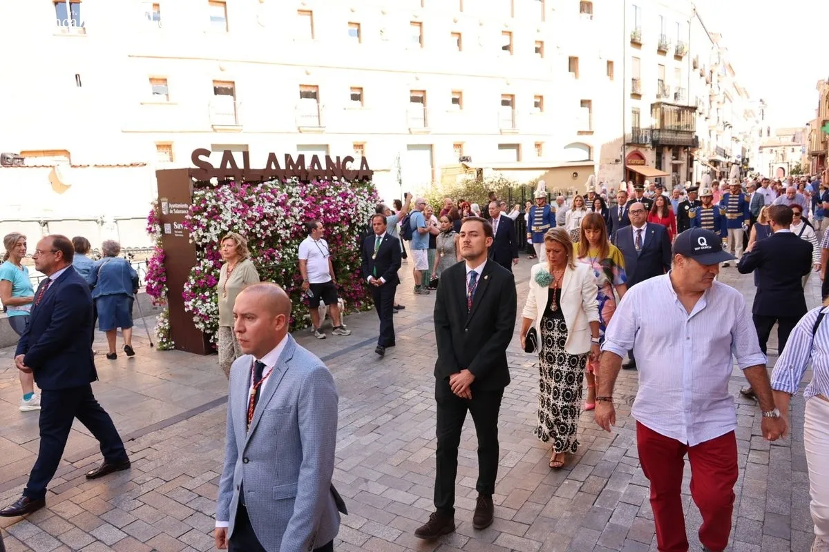 La Corporación Municipal cumplen con la tradición de la Virgen de la Vega | FOTOS: David Sañudo