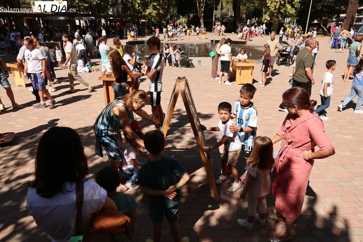 Niños y mayores disfrutan del Festival de Artes de Calle en la Alamedilla | FOTOS: David Sañudo