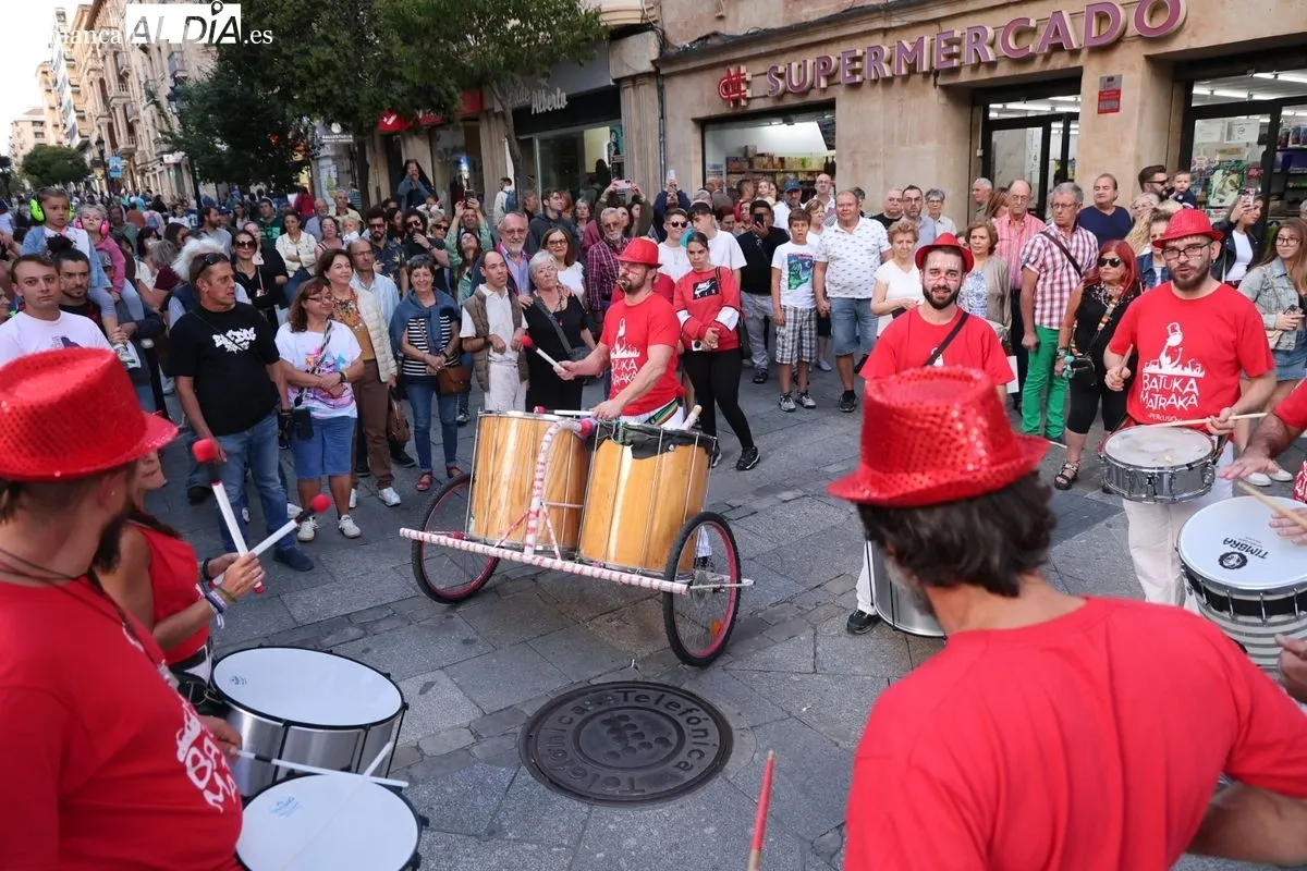 Batukamatraka protagoniza un pasacalles por el centro de Salamanca | FOTOS: David Sañudo  