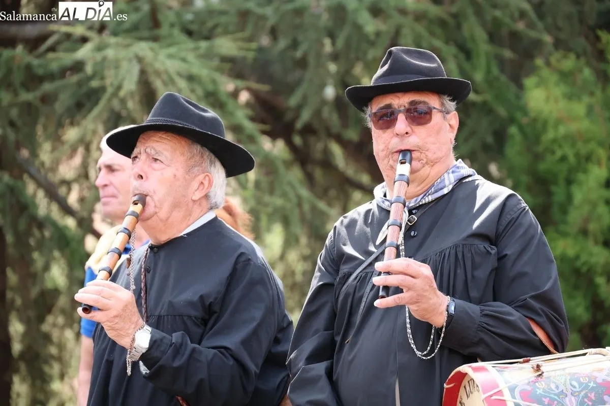 El sonido del tamboril inunda los barrios de Salamanca en la víspera de su gran día | FOTOS: David Sañudo