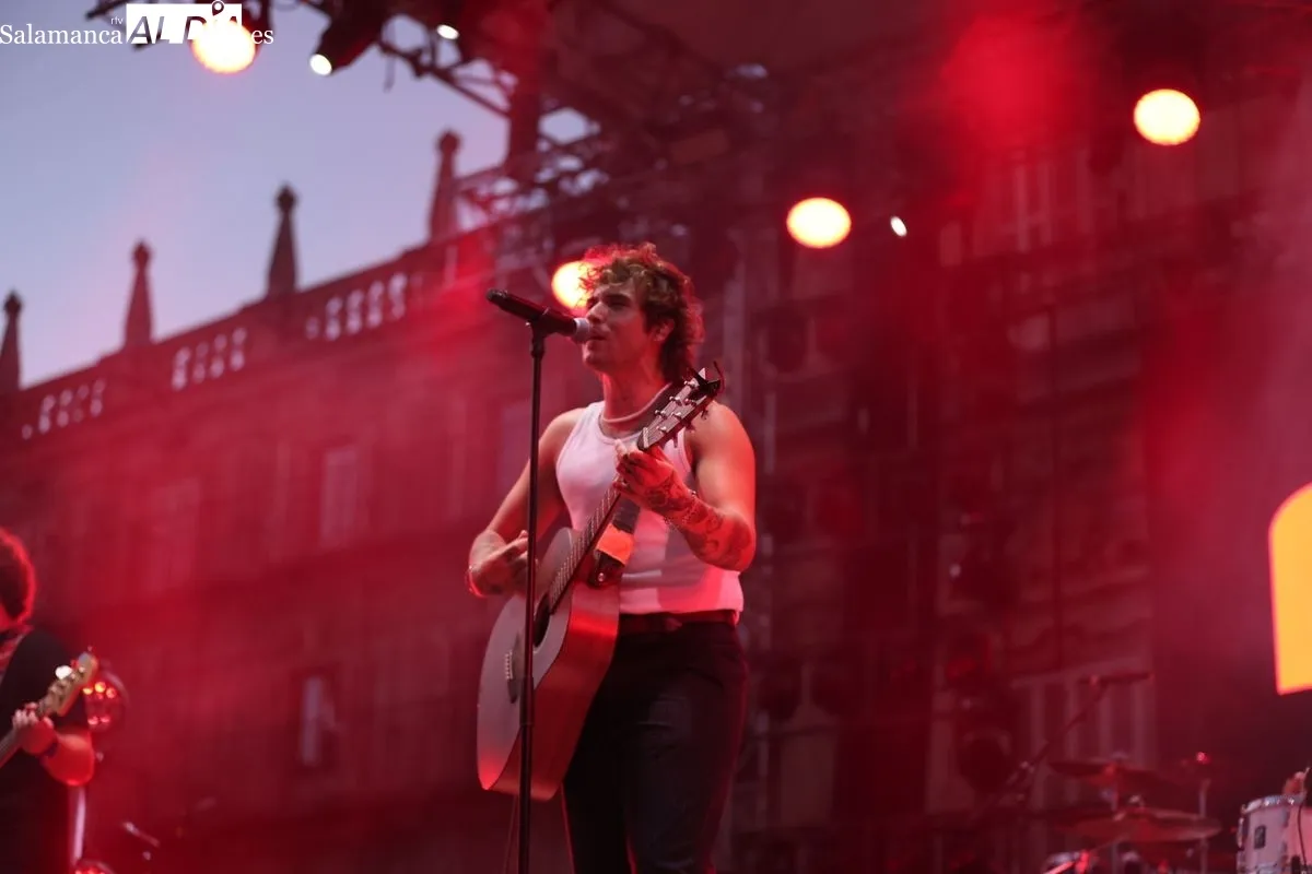 Noan conquista la Plaza Mayor de Salamanca con su pop-rock enérgico | FOTOS: David Sañudo 