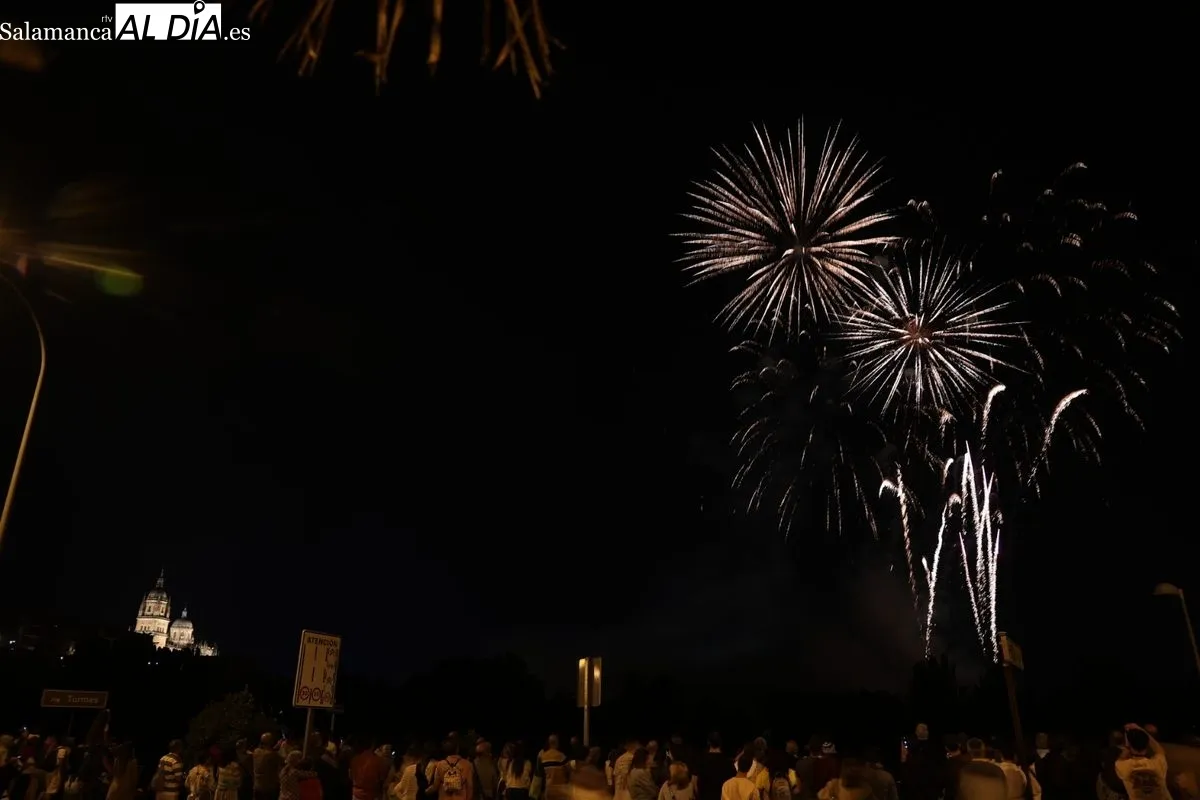 El cielo de Salamanca se ilumina con los espectaculares fuegos artificiales de Caballer FX | FOTOS: David Sañudo 