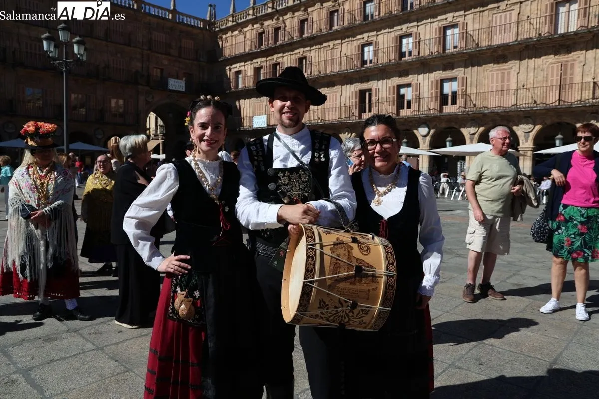 Los tamborileros toman la Plaza Mayor de Salamanca en su XXXVII gran día | FOTOS: David Sañudo 