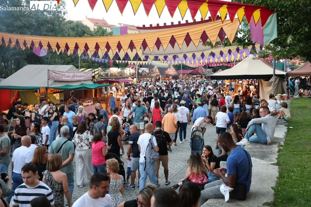 Gran ambiente en la última jornada del mercado medieval | FOTOS: David Sañudo