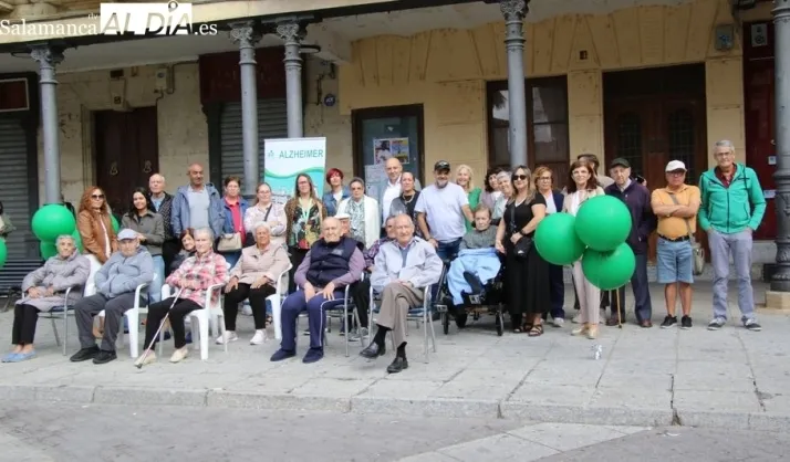 Un cielo de recuerdos contra el olvido: Alba de Tormes cierra el mes del Alzheimer con una emotiva suelta de globos | Imagen 1