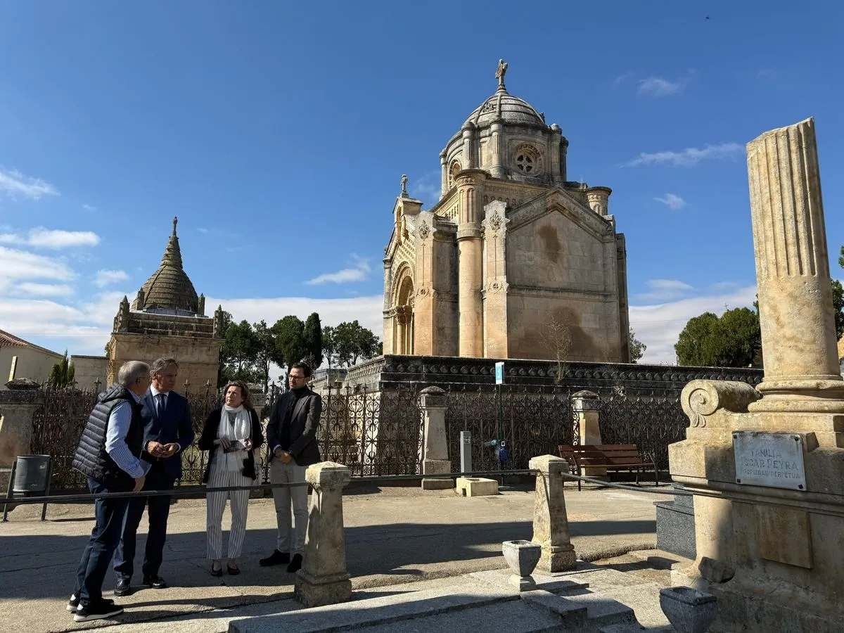 El alcalde de Salamanca, Carlos García Carbayo, presenta el programa de visitas guiadas y la nueva señalética del cementerio San Carlos Borromeo