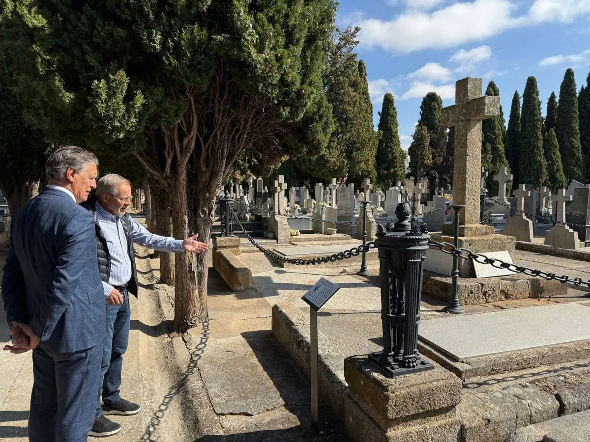 El alcalde de Salamanca, Carlos García Carbayo, presenta el programa de visitas guiadas y la nueva señalética del cementerio San Carlos Borromeo