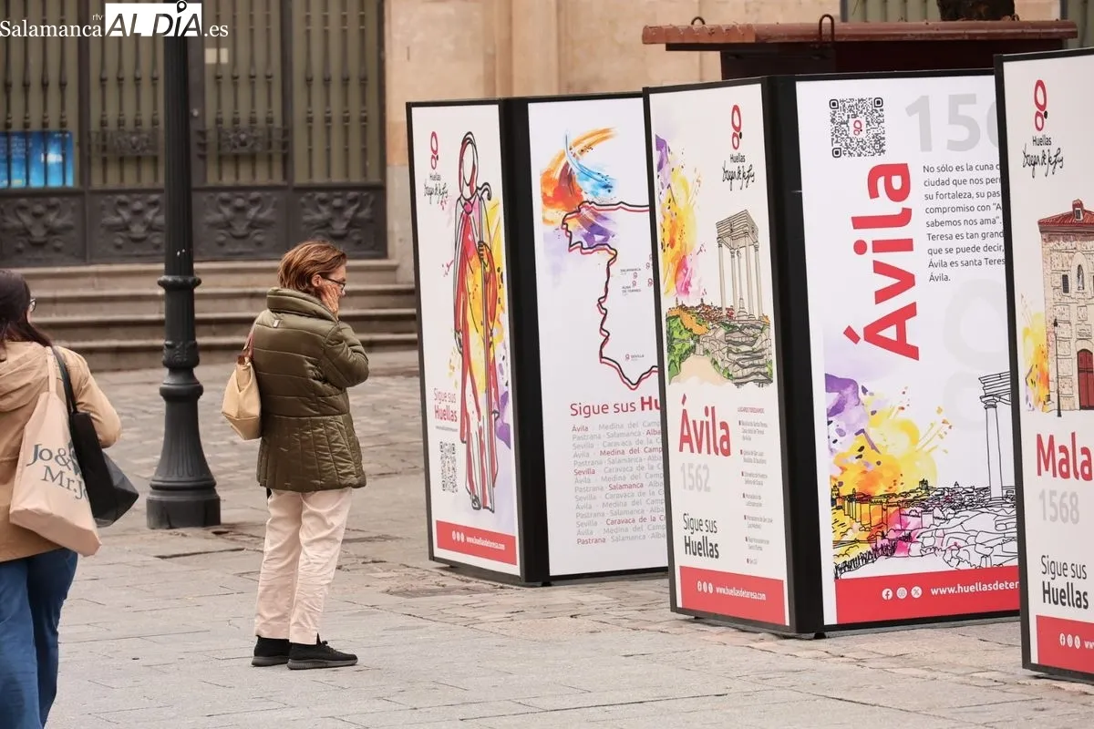 El legado de Santa Teresa revive en el centro de Salamanca con una exposición en la plaza de los Bandos. Foto de David Sañudo