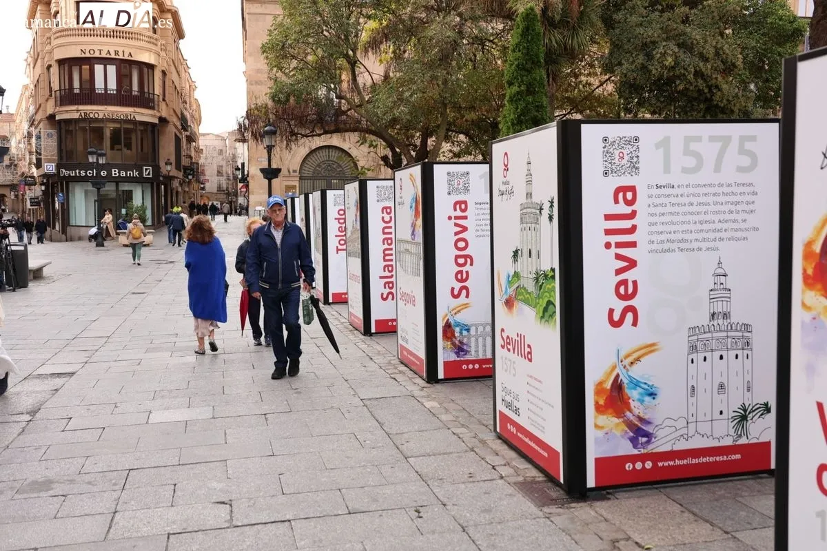 El legado de Santa Teresa revive en el centro de Salamanca con una exposición en la plaza de los Bandos. Foto de David Sañudo