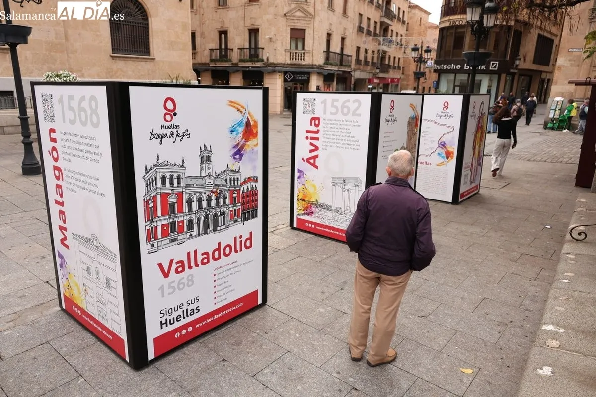 El legado de Santa Teresa revive en el centro de Salamanca con una exposición en la plaza de los Bandos. Foto de David Sañudo
