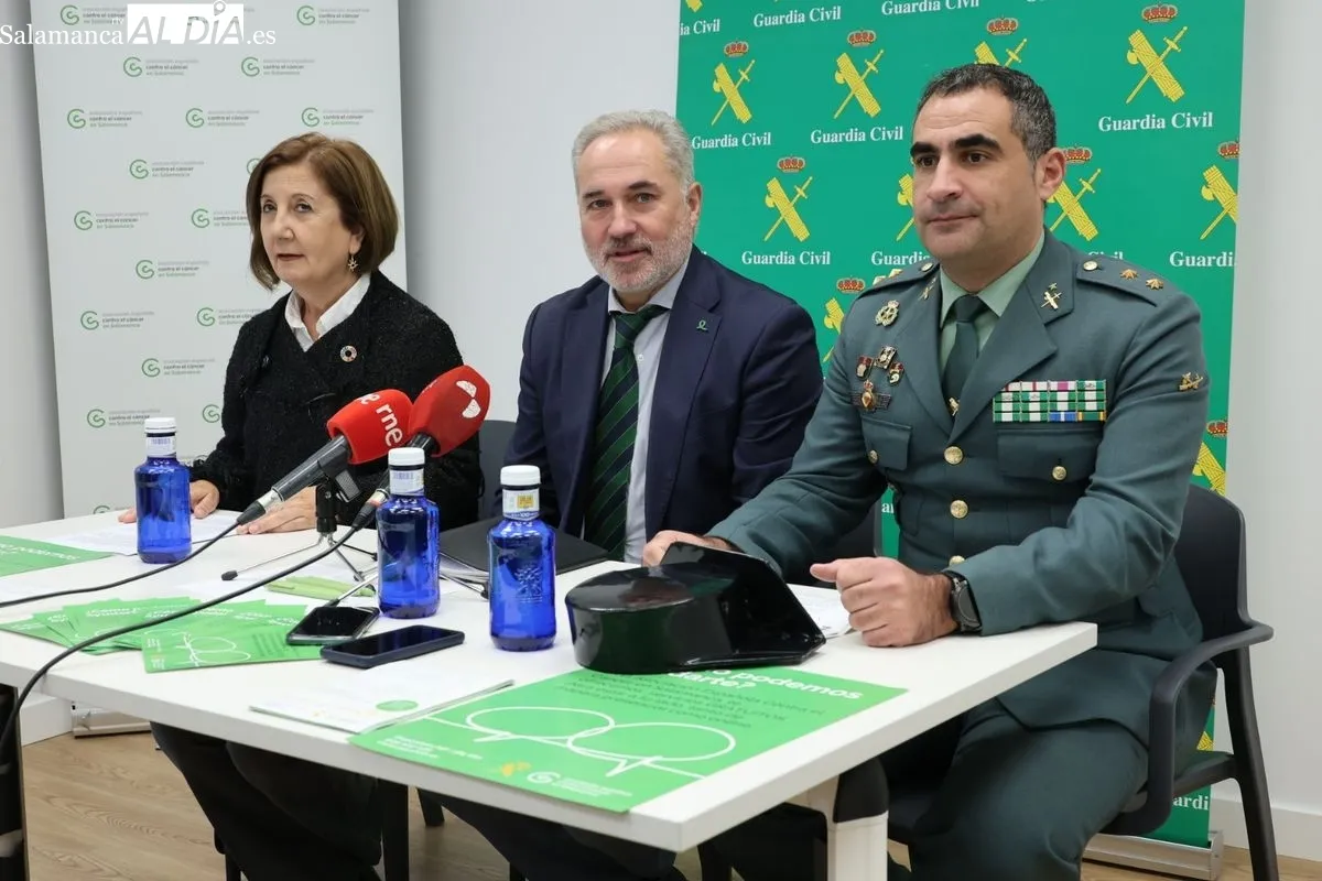 El presidente de la AECC de Salamanca, Ángel Losada; la subdelegada del Gobierno, Rosa López; y el teniente coronel jefe de la Comandancia de Salamanca, Arturo Marcos. Foto D. Sañudo