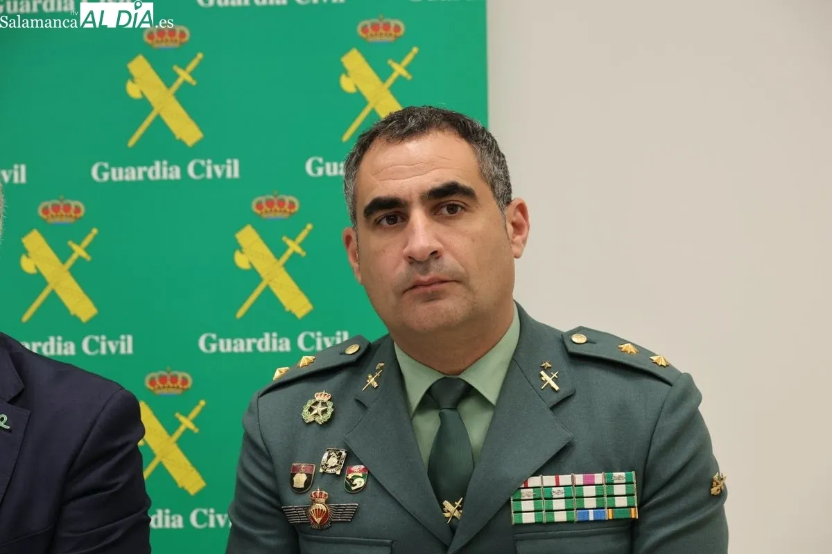 El presidente de la AECC de Salamanca, Ángel Losada; la subdelegada del Gobierno, Rosa López; y el teniente coronel jefe de la Comandancia de Salamanca, Arturo Marcos. Foto D. Sañudo