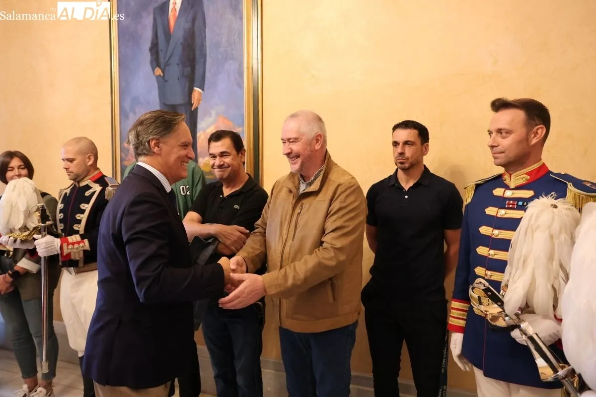 El alcalde de Salamanca, Carlos García Carbayo, recibe a la Escolta de Gran Gala de la Policía Local para agradecer su dedicación y compromiso con la ciudad. Foto de David Sañudo