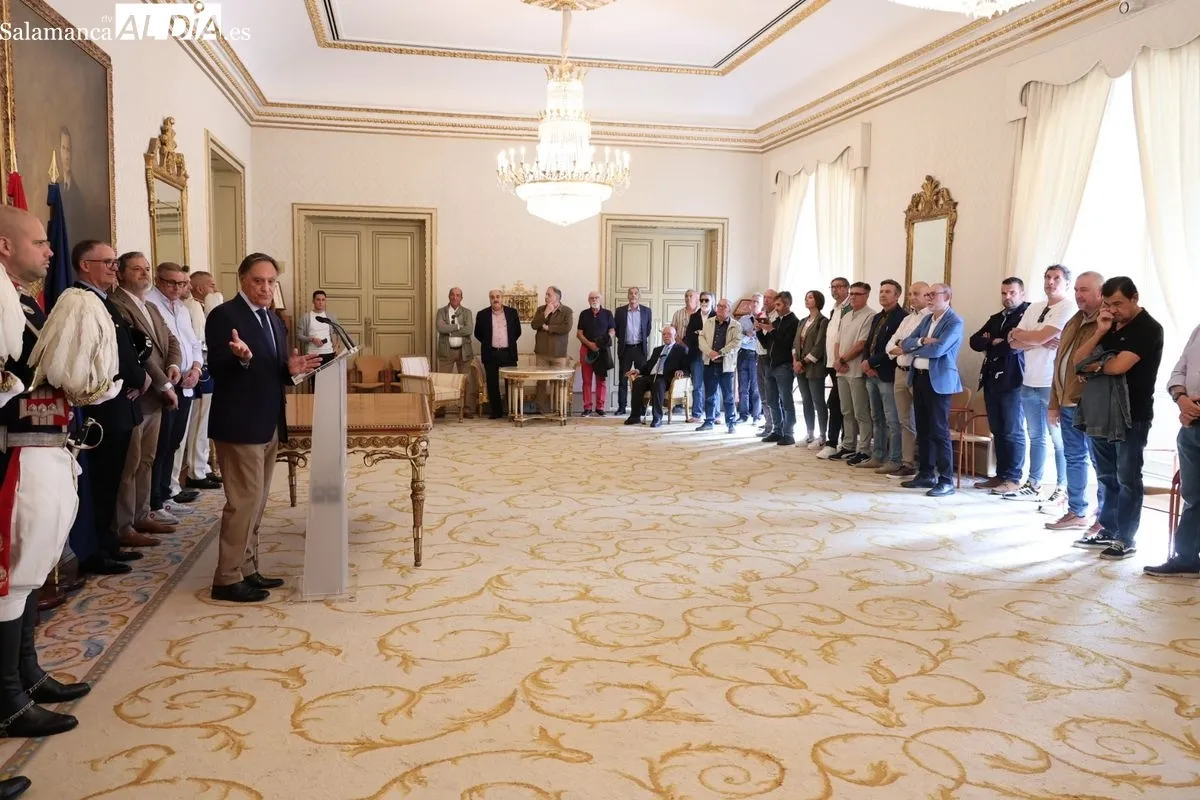 El alcalde de Salamanca, Carlos García Carbayo, recibe a la Escolta de Gran Gala de la Policía Local para agradecer su dedicación y compromiso con la ciudad. Foto de David Sañudo