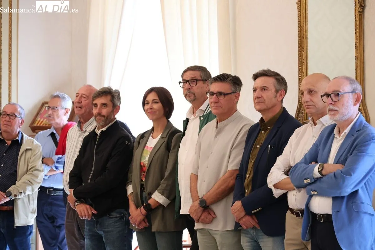 El alcalde de Salamanca, Carlos García Carbayo, recibe a la Escolta de Gran Gala de la Policía Local para agradecer su dedicación y compromiso con la ciudad. Foto de David Sañudo