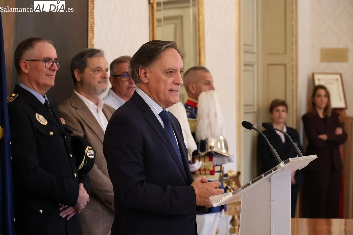El alcalde de Salamanca, Carlos García Carbayo, recibe a la Escolta de Gran Gala de la Policía Local para agradecer su dedicación y compromiso con la ciudad. Foto de David Sañudo