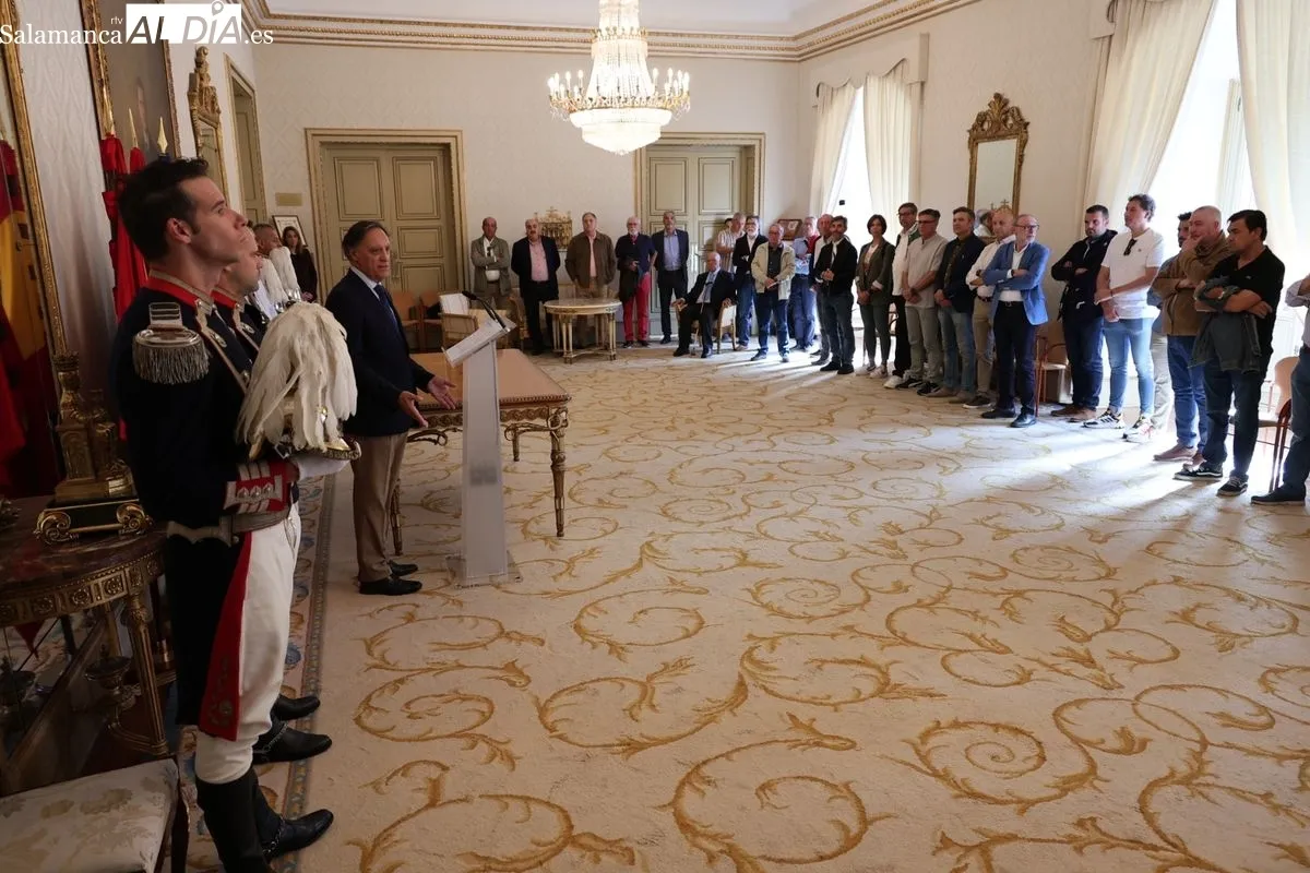 El alcalde de Salamanca, Carlos García Carbayo, recibe a la Escolta de Gran Gala de la Policía Local para agradecer su dedicación y compromiso con la ciudad. Foto de David Sañudo