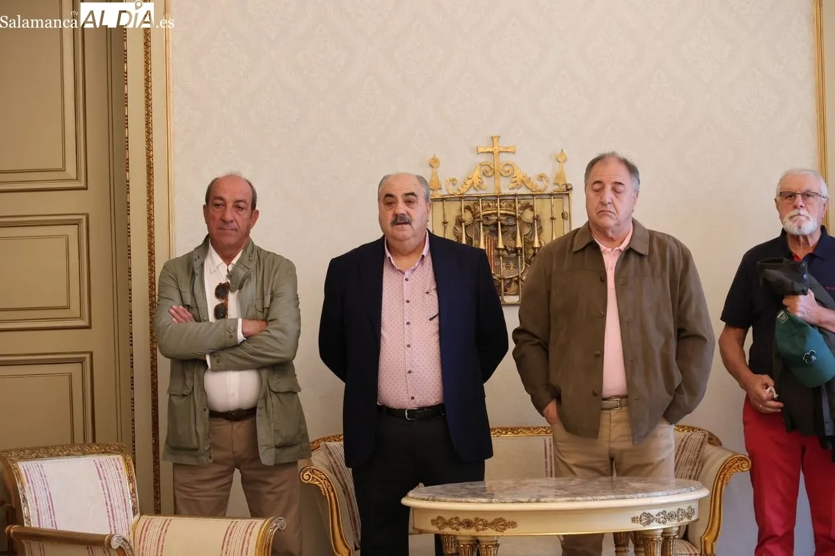 El alcalde de Salamanca, Carlos García Carbayo, recibe a la Escolta de Gran Gala de la Policía Local para agradecer su dedicación y compromiso con la ciudad. Foto de David Sañudo