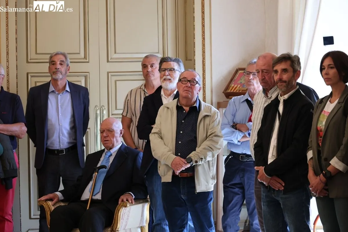El alcalde de Salamanca, Carlos García Carbayo, recibe a la Escolta de Gran Gala de la Policía Local para agradecer su dedicación y compromiso con la ciudad. Foto de David Sañudo