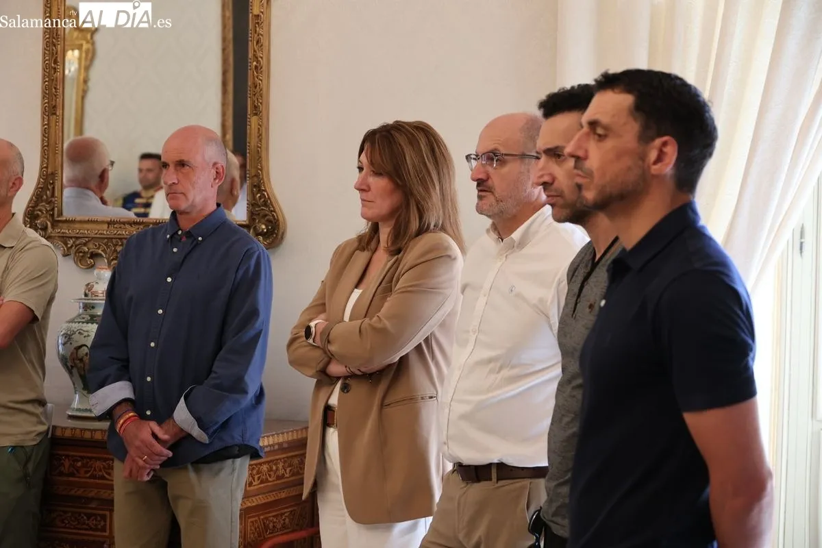 El alcalde de Salamanca, Carlos García Carbayo, recibe a la Escolta de Gran Gala de la Policía Local para agradecer su dedicación y compromiso con la ciudad. Foto de David Sañudo