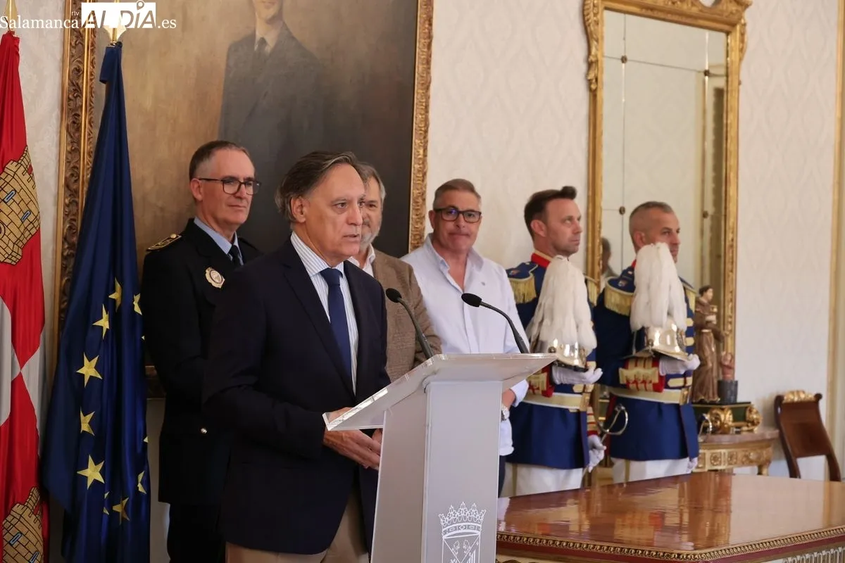 El alcalde de Salamanca, Carlos García Carbayo, recibe a la Escolta de Gran Gala de la Policía Local para agradecer su dedicación y compromiso con la ciudad. Foto de David Sañudo