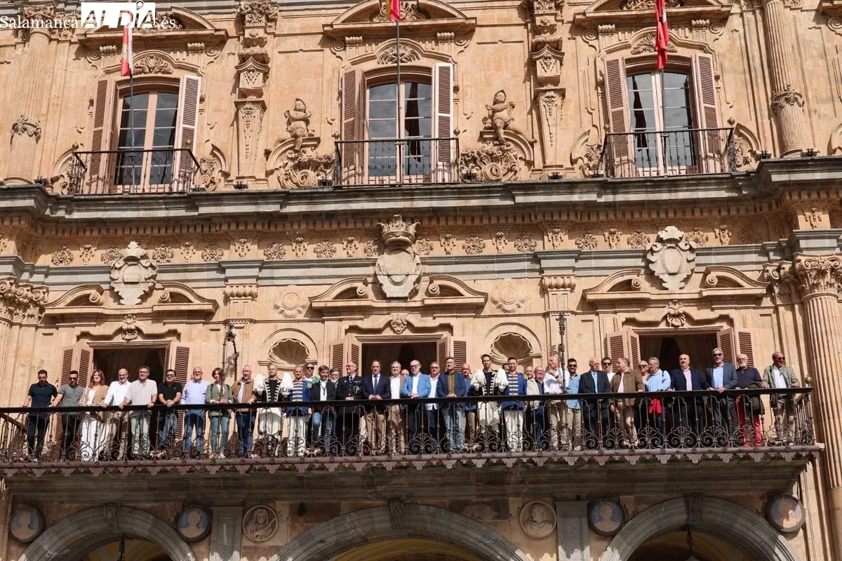 El alcalde de Salamanca, Carlos García Carbayo, recibe a la Escolta de Gran Gala de la Policía Local para agradecer su dedicación y compromiso con la ciudad. Foto de David Sañudo