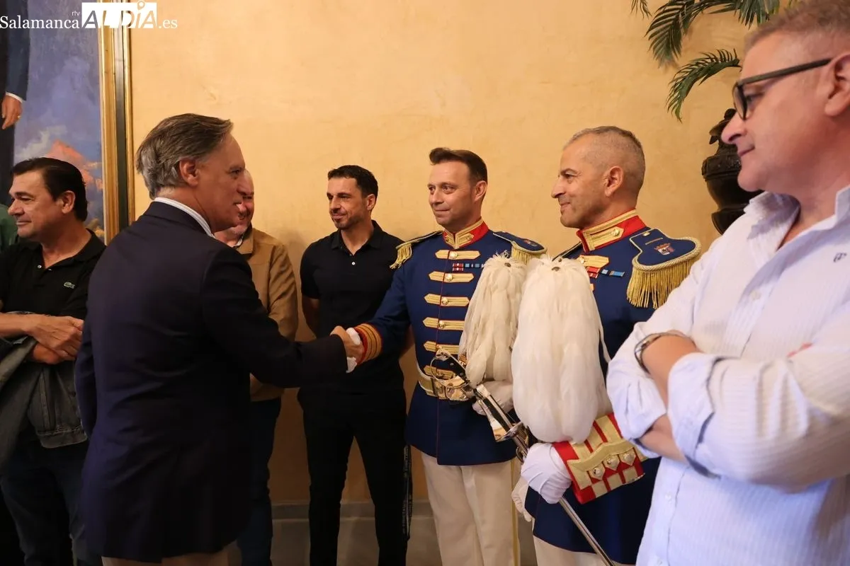 El alcalde de Salamanca, Carlos García Carbayo, recibe a la Escolta de Gran Gala de la Policía Local para agradecer su dedicación y compromiso con la ciudad. Foto de David Sañudo