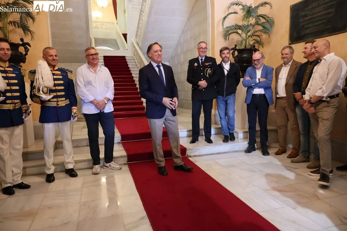 El alcalde de Salamanca, Carlos García Carbayo, recibe a la Escolta de Gran Gala de la Policía Local para agradecer su dedicación y compromiso con la ciudad. Foto de David Sañudo