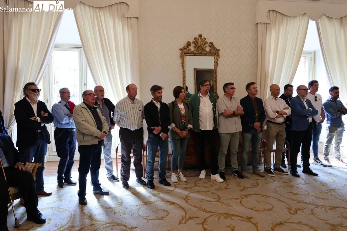 El alcalde de Salamanca, Carlos García Carbayo, recibe a la Escolta de Gran Gala de la Policía Local para agradecer su dedicación y compromiso con la ciudad. Foto de David Sañudo