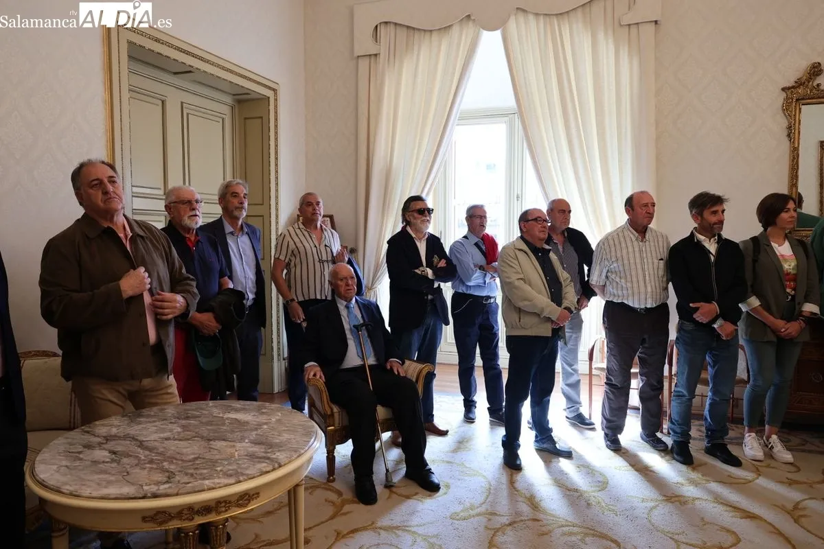 El alcalde de Salamanca, Carlos García Carbayo, recibe a la Escolta de Gran Gala de la Policía Local para agradecer su dedicación y compromiso con la ciudad. Foto de David Sañudo