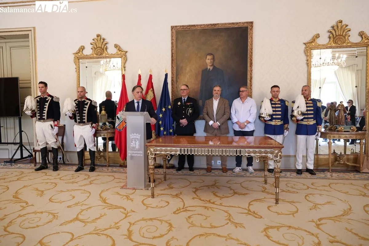 El alcalde de Salamanca, Carlos García Carbayo, recibe a la Escolta de Gran Gala de la Policía Local para agradecer su dedicación y compromiso con la ciudad. Foto de David Sañudo