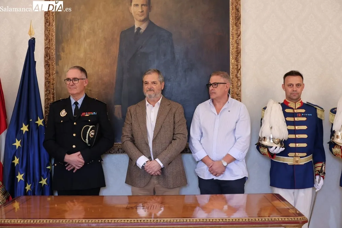 El alcalde de Salamanca, Carlos García Carbayo, recibe a la Escolta de Gran Gala de la Policía Local para agradecer su dedicación y compromiso con la ciudad. Foto de David Sañudo