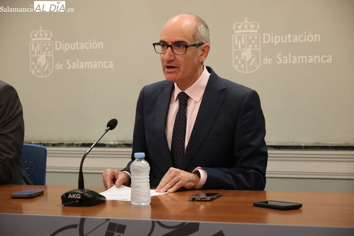 El presidente de la Diputación de Salamanca, Javier Iglesias, presenta el reconocimiento AENOR recibido por el Organismo Autónomo REGTSA por su atención a personas mayores. Foto de David Sañudo