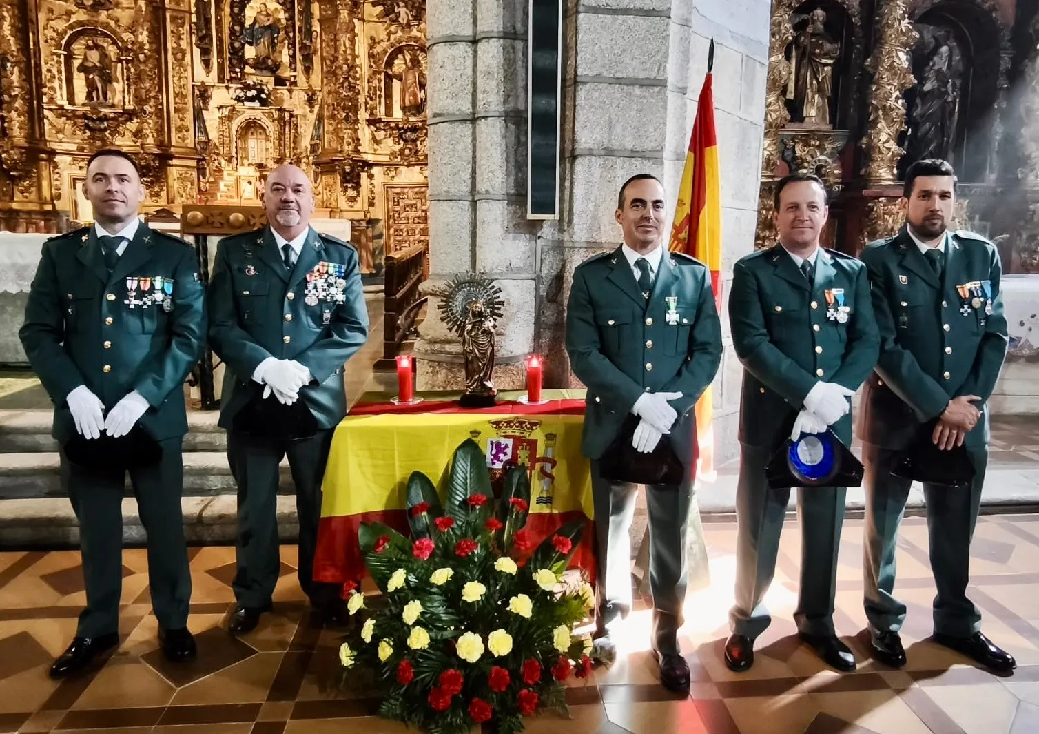 Foto 2 - Macotera arropa con gran cari&ntilde;o a la Guardia Civil en la festividad de la Virgen del Pilar
