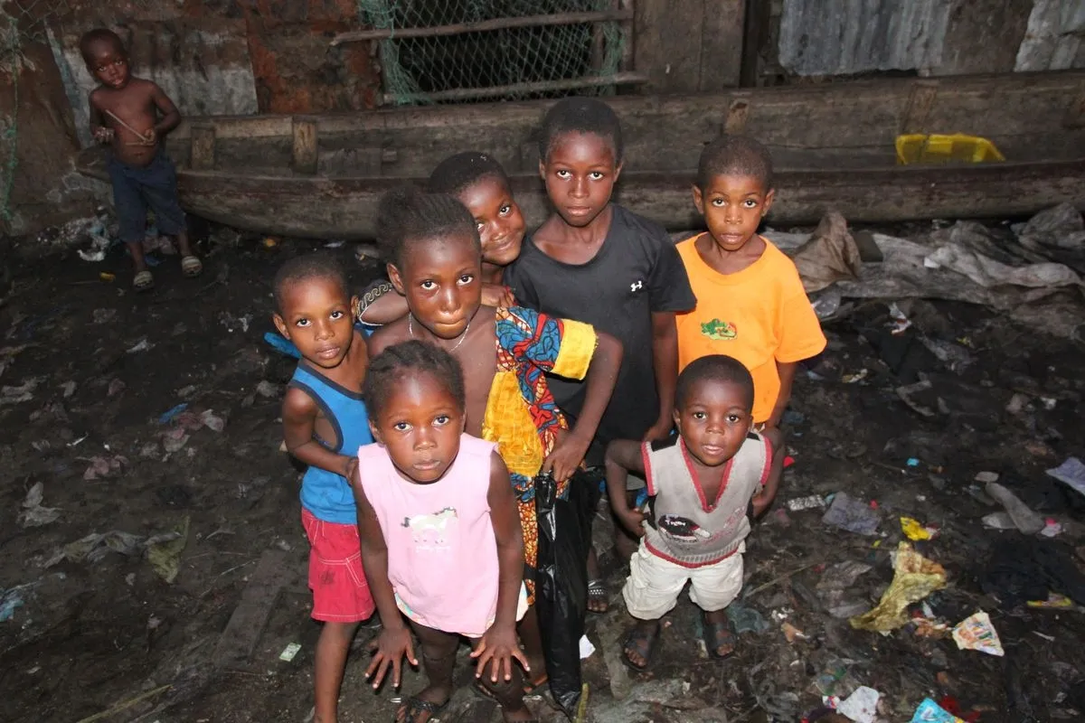 Menores en medio de la basura en Freetown (Sierra Leona)