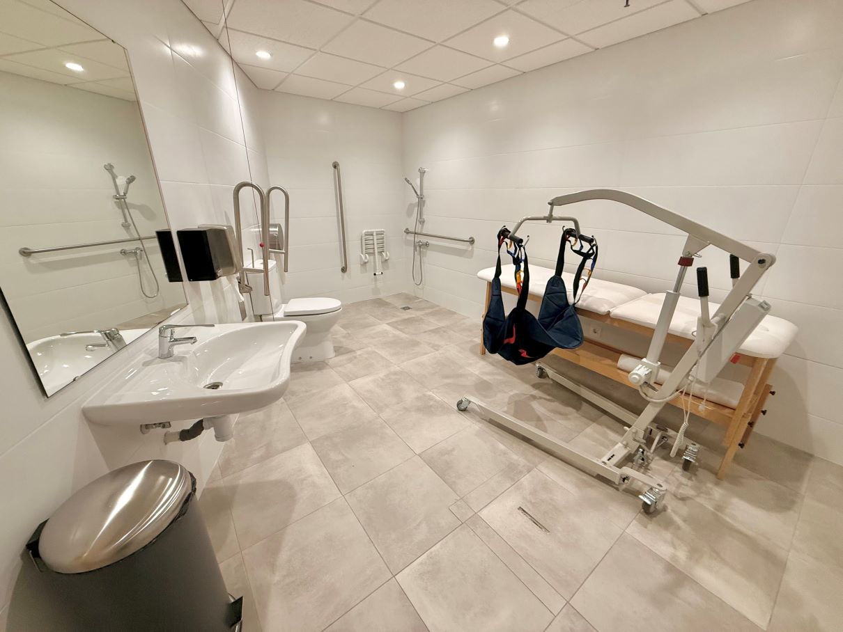 El Tormes inaugura el primer aseo cambiador inclusivo de Salamanca