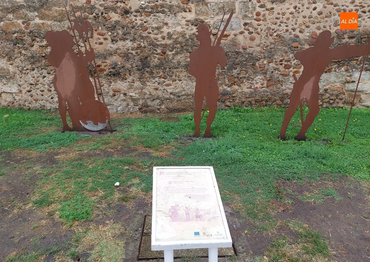 Foto 2 - Notable deterioro de la mayor&iacute;a de paneles divulgativos del Paseo Fernando Arrabal