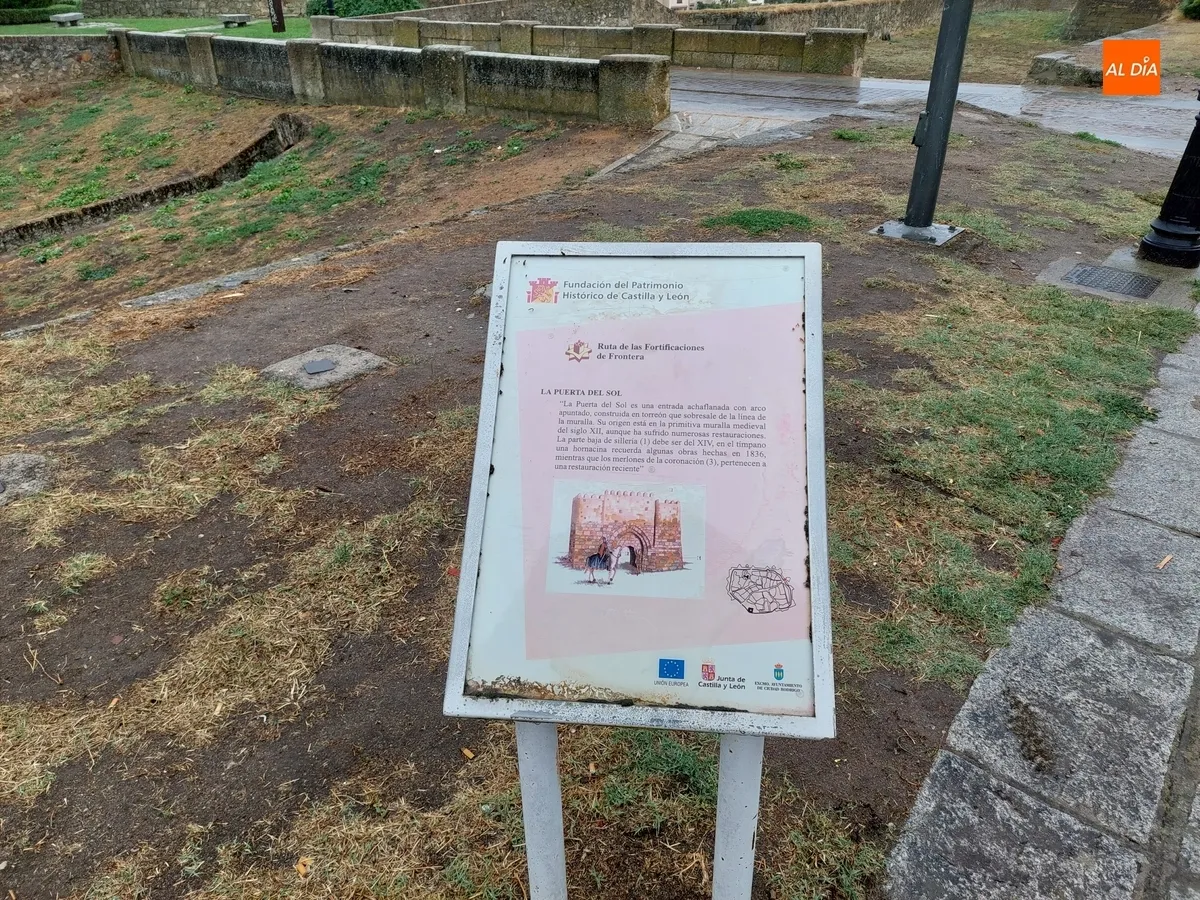 Foto 4 - Notable deterioro de la mayor&iacute;a de paneles divulgativos del Paseo Fernando Arrabal