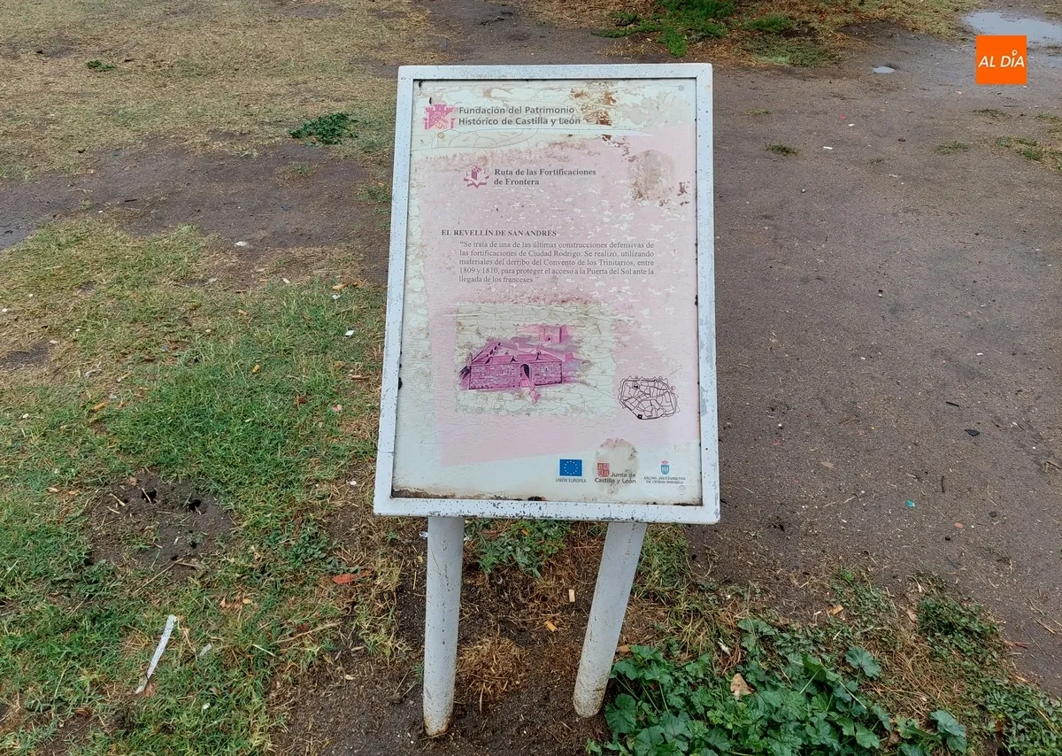 Foto 5 - Notable deterioro de la mayor&iacute;a de paneles divulgativos del Paseo Fernando Arrabal