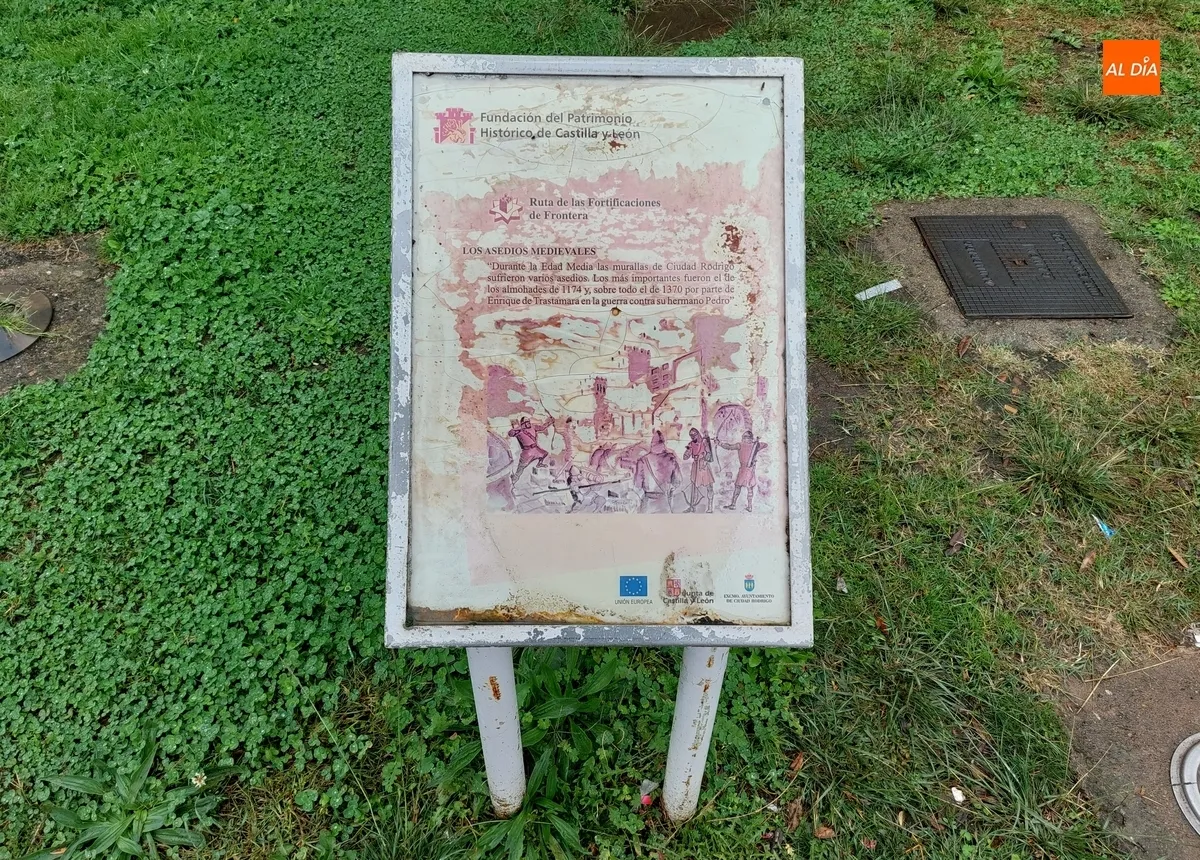 Foto 6 - Notable deterioro de la mayor&iacute;a de paneles divulgativos del Paseo Fernando Arrabal