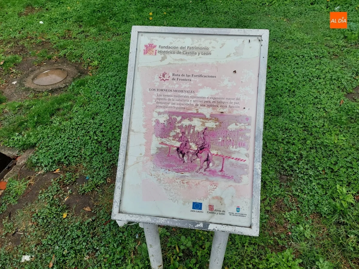 Foto 7 - Notable deterioro de la mayor&iacute;a de paneles divulgativos del Paseo Fernando Arrabal