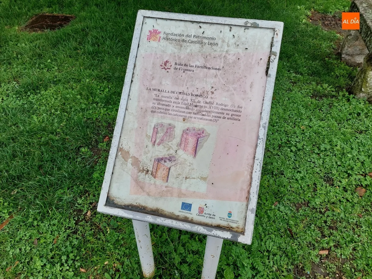 Foto 8 - Notable deterioro de la mayor&iacute;a de paneles divulgativos del Paseo Fernando Arrabal
