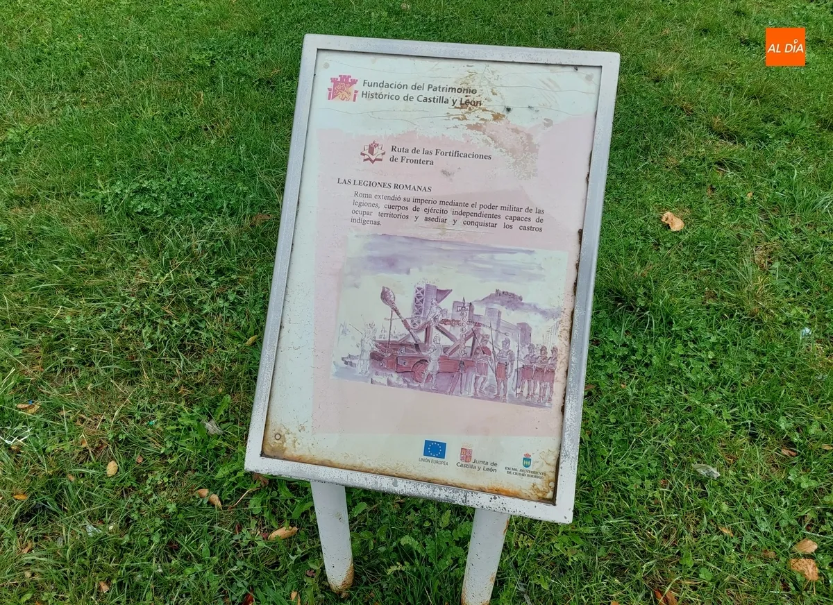 Foto 9 - Notable deterioro de la mayor&iacute;a de paneles divulgativos del Paseo Fernando Arrabal
