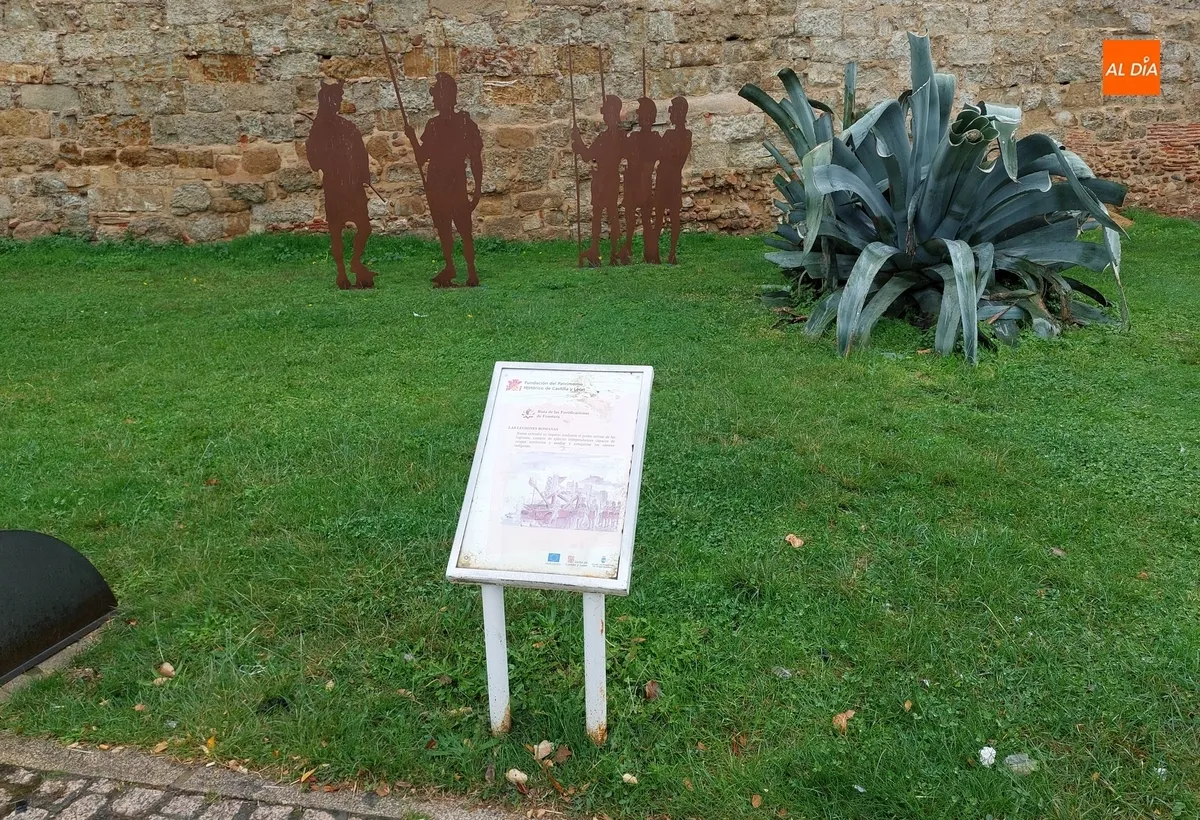 Foto 10 - Notable deterioro de la mayor&iacute;a de paneles divulgativos del Paseo Fernando Arrabal
